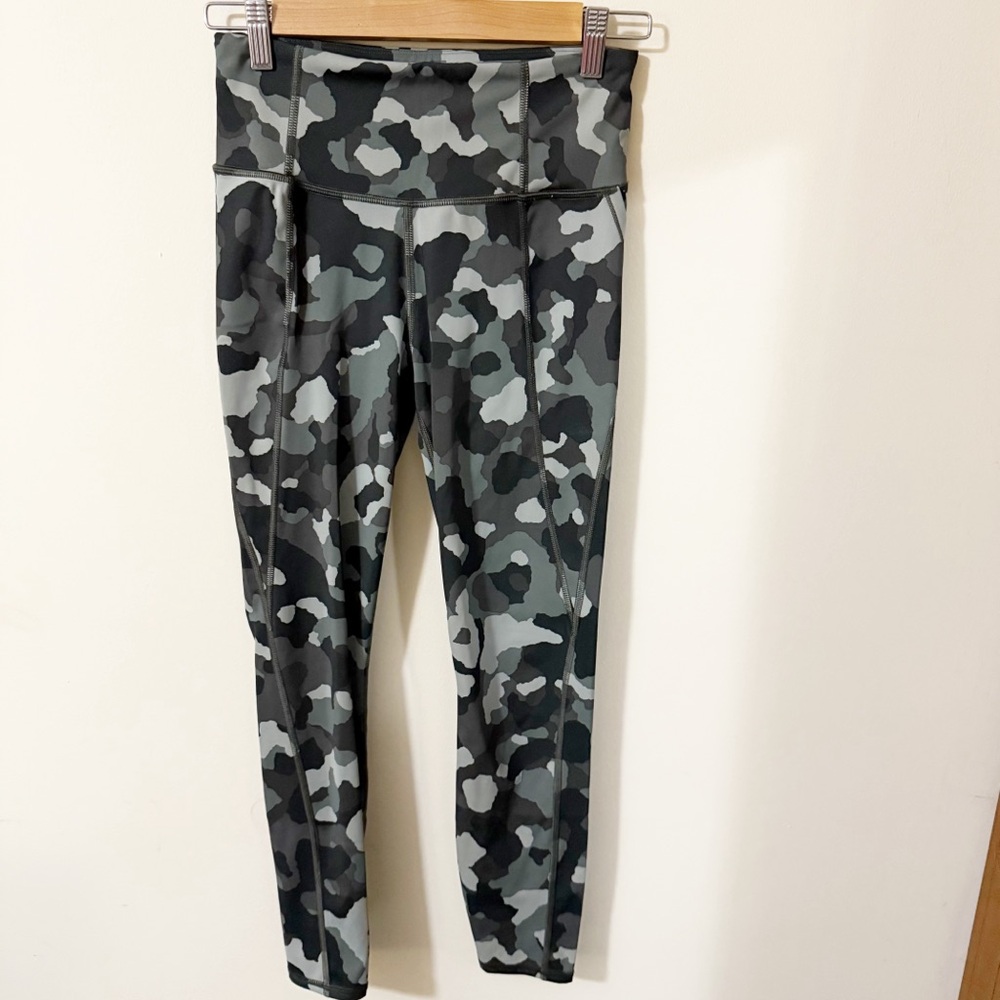 Athleta Lightning Camo 7/8 Tight Leggings Size XS  Womens Activewear Gym